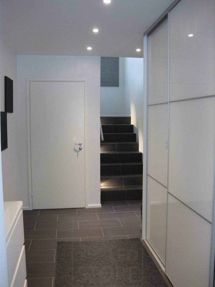 Eclairage des marches de l'escalier, spots au plafond.